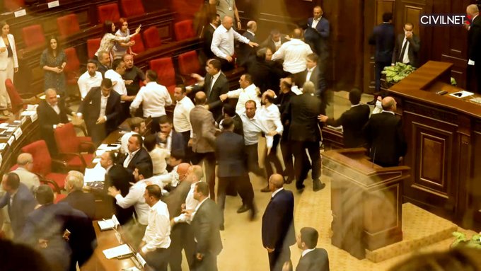 Ermenistan Parlamentosu'nda yine kavga